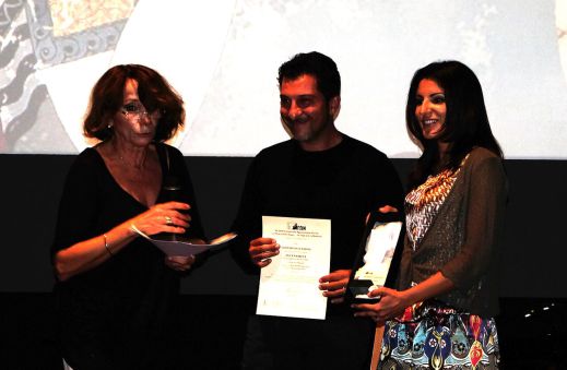 Memi Spiratou, presidente di Agon Archeological Film Festival di Atene, premia il regista Lorenzo Daniele e l'archeologa lAlessandra Cilio