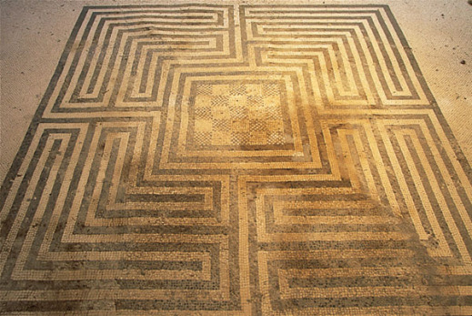 I caratteristici mosaici a disegno geometrico che hanno dato il nome alla Domus della Regio VIII a Pompei